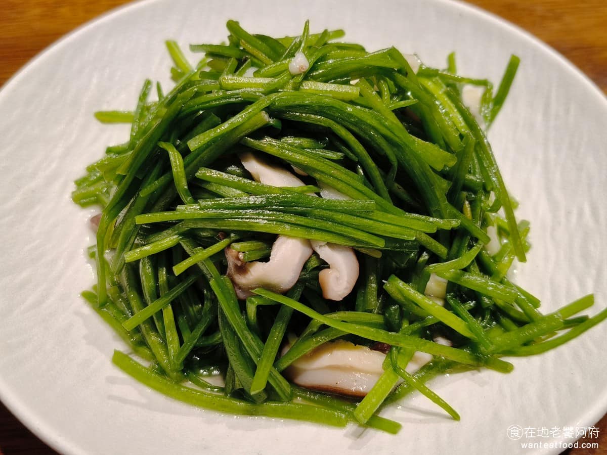十二月粥品 茶飲 私房菜 台北小巨蛋店 台北小巨蛋店菜單 台北小巨蛋店推薦 松山區美食 松山美食 清炒野生水蓮 水蓮口感非常脆，炒得清爽不油膩，裡面加了香菇、大蒜提味，吃起來不會單調，似乎還加了一點酒去增加鮮味，推薦想吃青菜的人點。 @在地老饕阿府