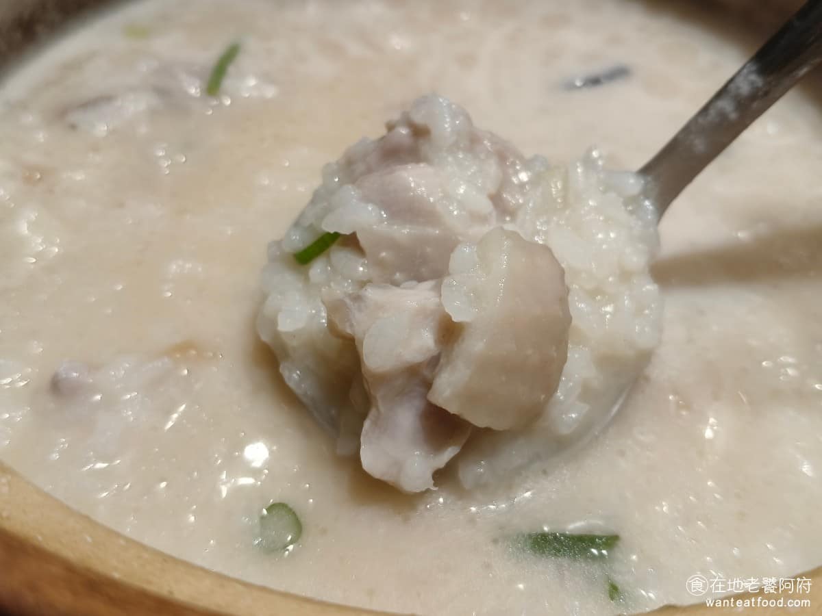 十二月粥品 茶飲 私房菜 台北小巨蛋店 台北小巨蛋店菜單 台北小巨蛋店推薦 松山區美食 松山美食 菇類香氣跟雞肉搭起來喝起來，有點像香菇雞湯，喜歡雞味重的人會很愛，但如果偏好清爽口味，可能會覺得松露菌菇粥更順口。 @在地老饕阿府