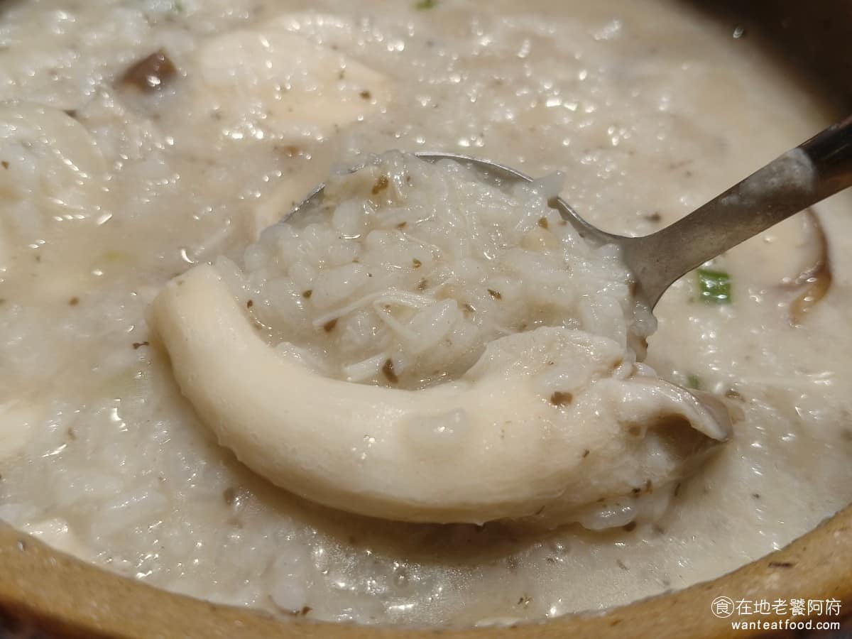 十二月粥品 茶飲 私房菜 台北小巨蛋店 台北小巨蛋店菜單 台北小巨蛋店推薦 松山區美食 松山美食 松露給得很紮實，湯頭跟米飯，每一口都吃得到松露香氣，煮得很入味，配料有杏鮑菇、香菇，整體味道確實不錯，是這裡的招牌粥品之一。 @在地老饕阿府