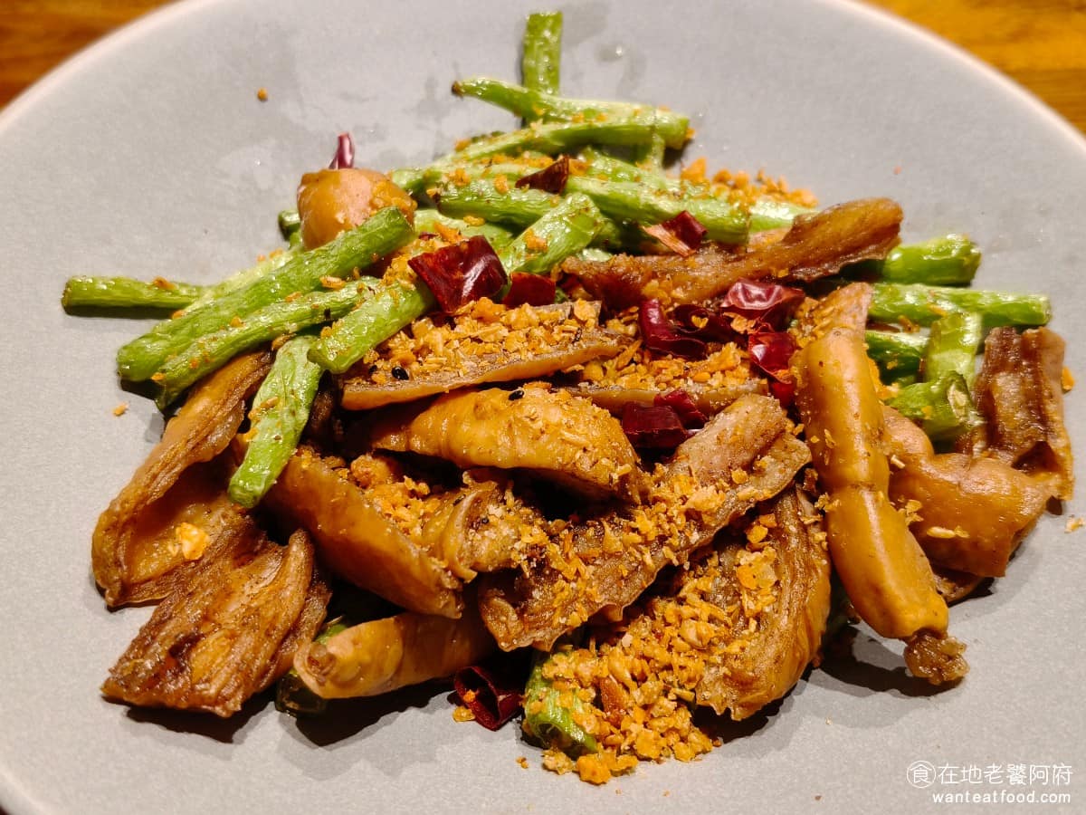 十二月粥品 茶飲 私房菜 台北小巨蛋店 台北小巨蛋店菜單 台北小巨蛋店推薦 松山區美食 松山美食 四季肥腸 乾炸的做法，大腸丟下去炸，看起來炸得很乾，但吃起來其實很酥脆，沒有豬腥味，處理得算不錯。 @在地老饕阿府