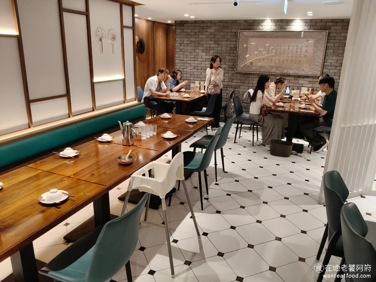 十二月粥品 茶飲 私房菜 台北小巨蛋店 台北小巨蛋店菜單 台北小巨蛋店推薦 松山區美食 松山美食 裝潢走復古文青路線，木質元素搭配一些懷舊擺設，質感不錯用餐、聊天都不會覺得侷促，服務生態度也算親切有禮，整體環境比黃仁勳去的大安店更舒適。 @在地老饕阿府