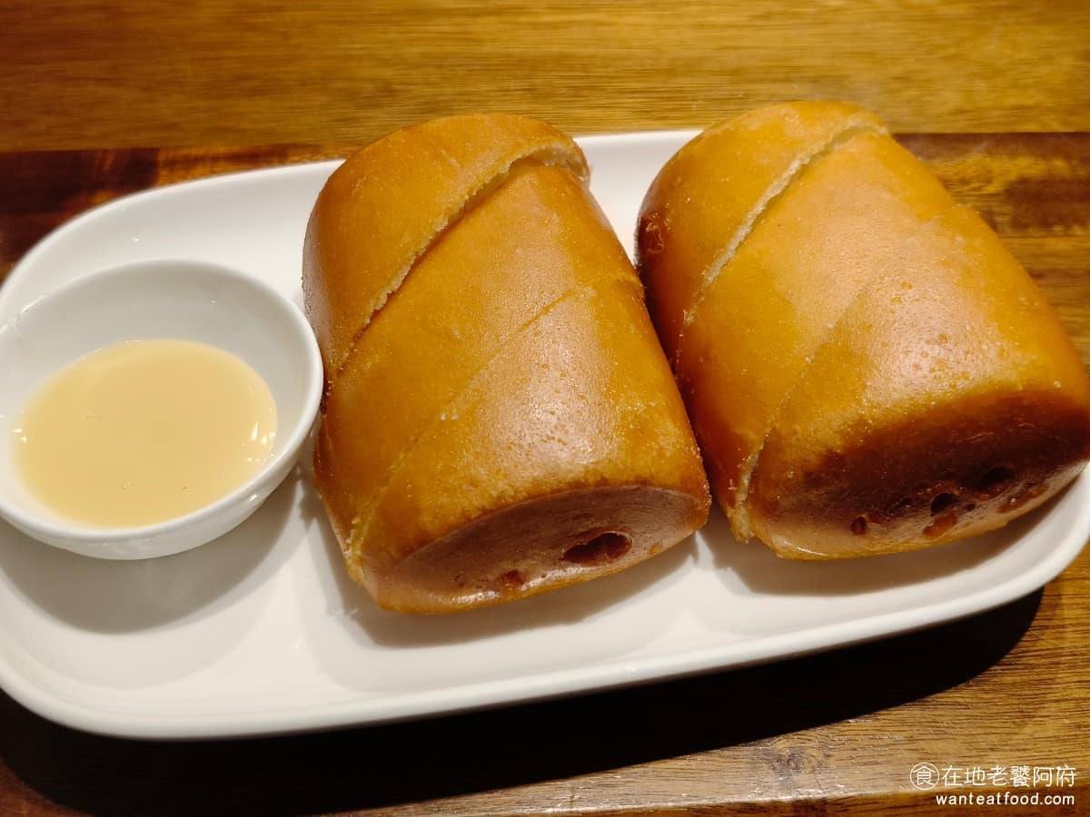 十二月粥品 茶飲 私房菜 台北小巨蛋店 台北小巨蛋店菜單 台北小巨蛋店推薦 松山區美食 松山美食 煉乳銀絲卷 外皮炸得非常酥脆，酥脆香甜柔軟，旁邊搭配煉乳，沾著吃更甜蜜，就算放涼了，脆度依然維持得住，水準算高，小朋友也很愛，拿來搭配粥或炒菜一起吃很適合。 @在地老饕阿府