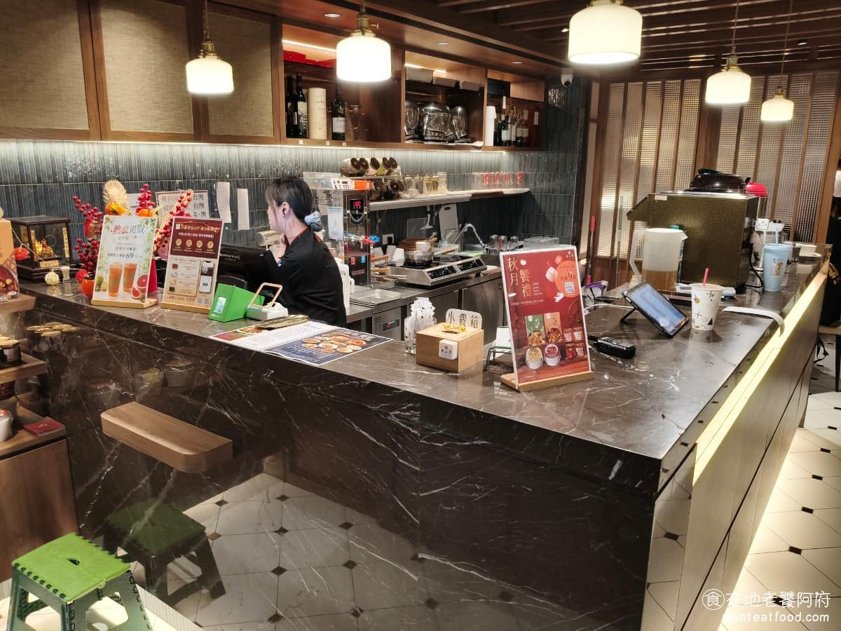十二月粥品 茶飲 私房菜 台北小巨蛋店 台北小巨蛋店菜單 台北小巨蛋店推薦 松山區美食 松山美食 最主打的就是潮汕砂鍋粥，用生米現點現煮，使用耐火泥燒製的土砂鍋，大火熬煮，能鎖住食材鮮味，所以每次點粥都要等一段時間。米則是選用台東關山皇帝米，也很看重米粒的口感跟保水度。 @在地老饕阿府