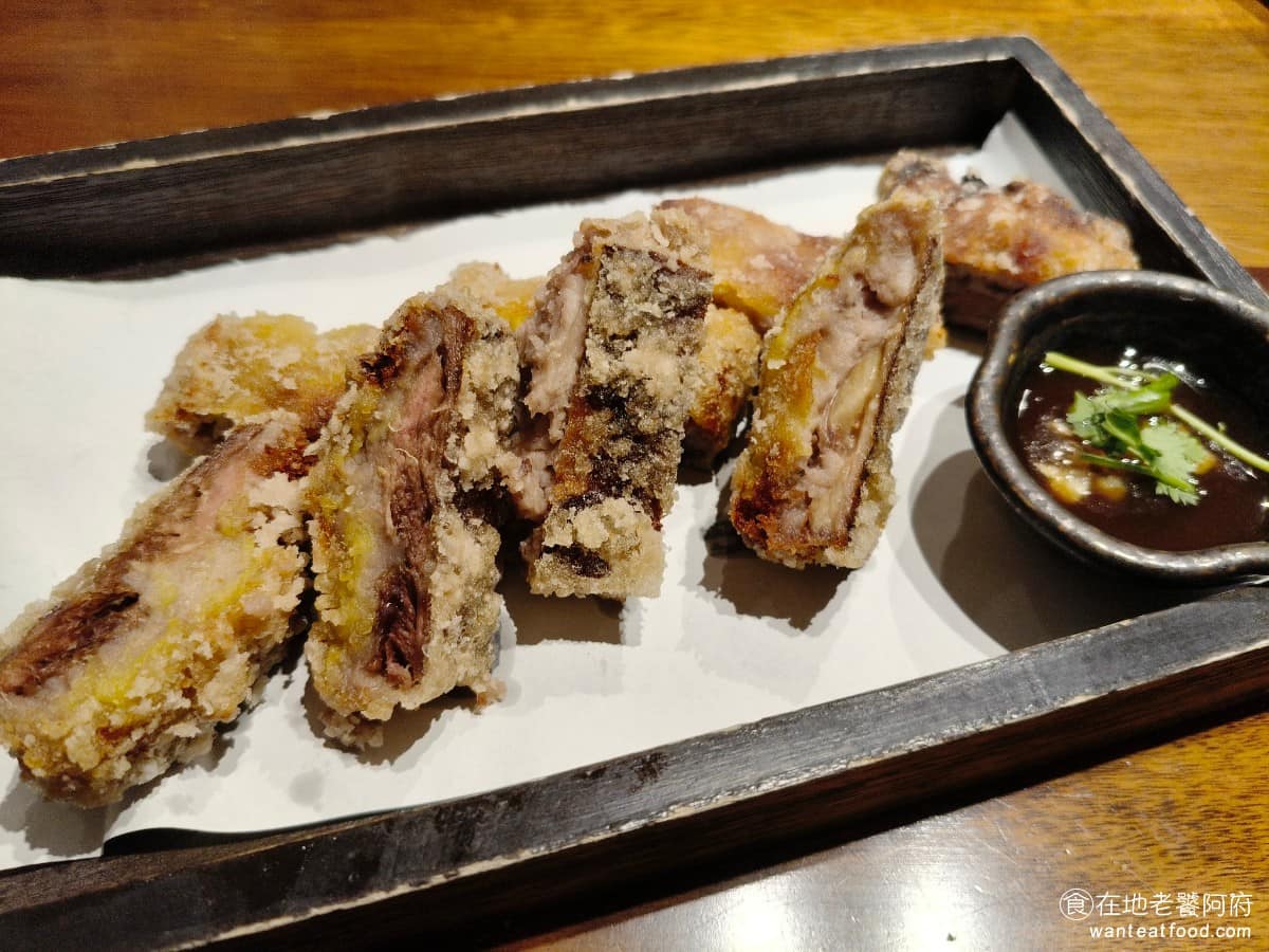 十二月粥品 茶飲 私房菜 台北小巨蛋店 台北小巨蛋店菜單 台北小巨蛋店推薦 松山區美食 松山美食 香酥芋金鴨 完全手工做的功夫菜，鴨肉裡塞滿芋泥，外層裹粉油炸，外皮炸得非常酥脆，鴨肉不會太硬，芋泥口感綿密，旁邊搭配特製沾醬，整體味道算特別。 @在地老饕阿府
