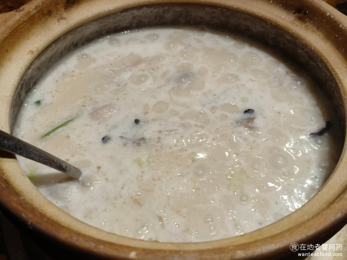 十二月粥品 茶飲 私房菜 台北小巨蛋店 台北小巨蛋店菜單 台北小巨蛋店推薦 松山區美食 松山美食 無骨土雞粥 雞肉去骨方便入口，肉量給得多，整鍋粥都能聞到雞肉香氣，用的是桂丁土雞，肉質軟嫩，但雞味比一般雞肉更重。加上養生百菇，配料很豐富。 @在地老饕阿府