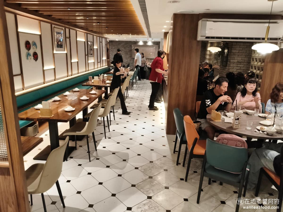十二月粥品 茶飲 私房菜 台北小巨蛋店 台北小巨蛋店菜單 台北小巨蛋店推薦 松山區美食 松山美食 小巨蛋店開在大樓的一樓，從外面看不出來，走進去才發現裡面很深，店內空間拉得很長，座位也不少。 @在地老饕阿府