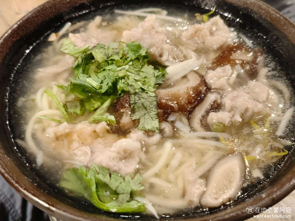 西門金鋒魯肉飯 西門金鋒魯肉飯菜單 西門金鋒魯肉飯推薦 萬華區美食 萬華美食 西門美食 肉羹麵 湯頭喝起來很清爽，不會太濃稠，肉羹份量給得多，麵條沒有煮得太爛，整體吃起來清爽，覺得味道不夠的人可以自己加點胡椒。 @在地老饕阿府