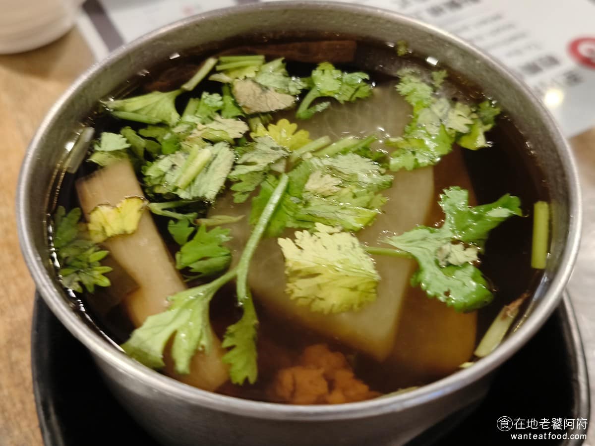西門金鋒魯肉飯 西門金鋒魯肉飯菜單 西門金鋒魯肉飯推薦 萬華區美食 萬華美食 西門美食 排骨酥湯 冬瓜燉得入口即化，湯頭走古早鹹甘路線，排骨酥不會燙爛，實際喝起來，味道蠻清爽，不像一般排骨酥湯那麼油，調味也不偏鹹，裡面放兩塊冬瓜，口感偏脆、沒有完全燉爛。 @在地老饕阿府