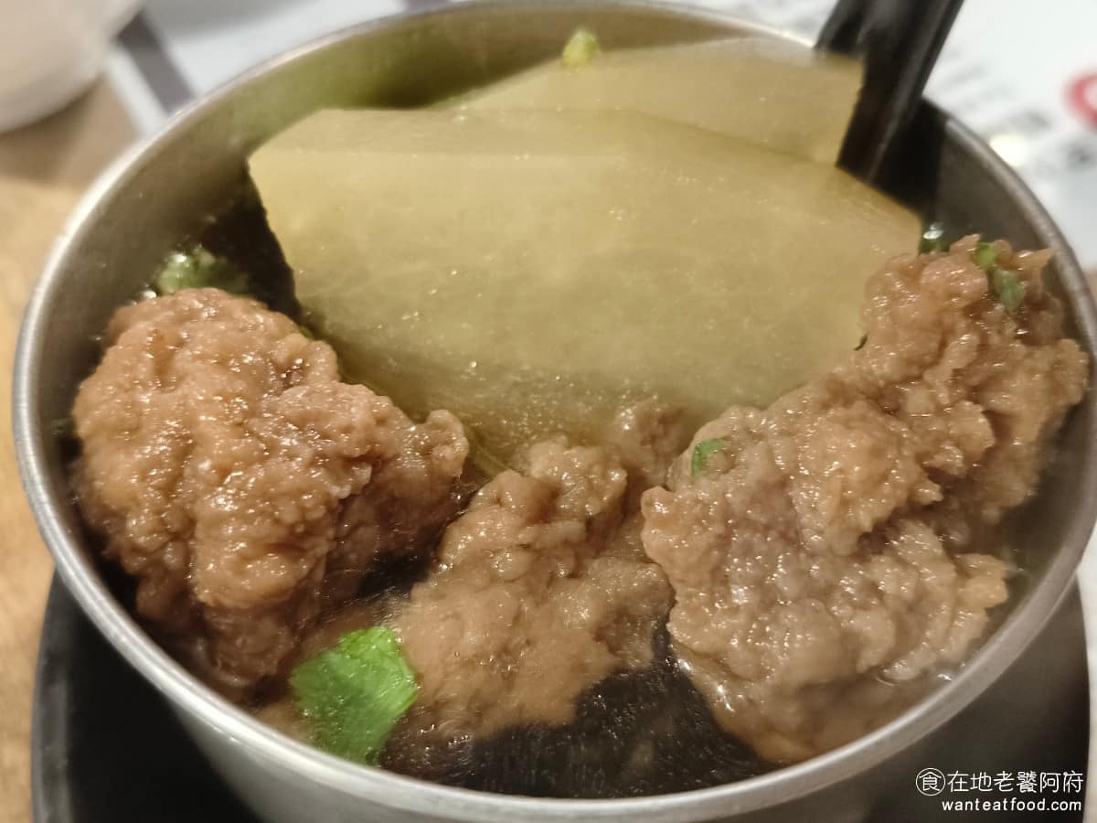 西門金鋒魯肉飯 西門金鋒魯肉飯菜單 西門金鋒魯肉飯推薦 萬華區美食 萬華美食 西門美食 整體來說，走的是清淡路線這樣的做法，觀光客也能吃得下去，但本地人可能會覺得味道不太夠。 @在地老饕阿府