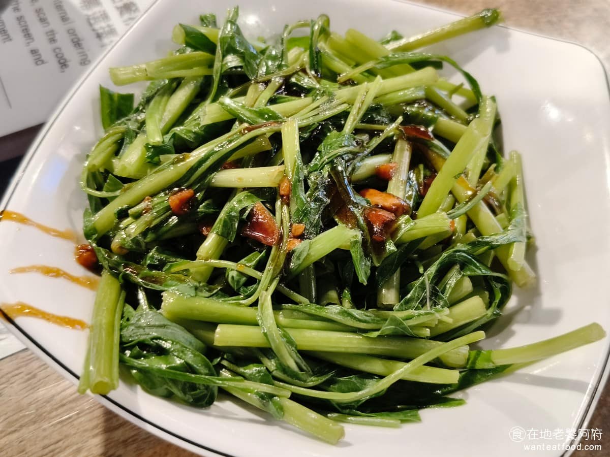 西門金鋒魯肉飯 西門金鋒魯肉飯菜單 西門金鋒魯肉飯推薦 萬華區美食 萬華美食 西門美食 燙青菜 可選空心菜或菠菜，也可以要求不要淋醬汁，實際吃到的是空心菜，加了滿滿的醬油膏，調味非常足夠，青菜沒有煮得太軟，口感帶脆，怕鹹的人可以選不淋醬版本。 @在地老饕阿府