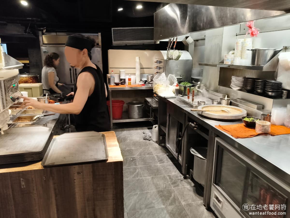 西門金鋒魯肉飯 西門金鋒魯肉飯菜單 西門金鋒魯肉飯推薦 萬華區美食 萬華美食 西門美食 原本《西門金鋒魯肉飯》叫做「金鋒魯肉飯」，也賣了十多年，這幾年經過更名變為「西門金鋒」之外，除了招牌換新之外，店內服務人員也逐漸從資深員工轉為年輕一代，整體氣氛因此年輕化不少。 @在地老饕阿府