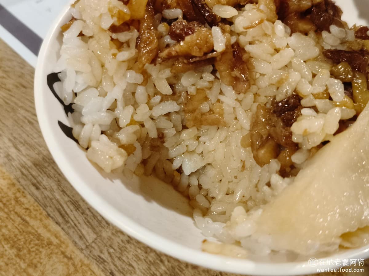 西門金鋒魯肉飯 西門金鋒魯肉飯菜單 西門金鋒魯肉飯推薦 萬華區美食 萬華美食 西門美食 第一口就能感覺到瘦肉比例偏高，所以沒有預期中的軟嫩，底部沒什麼醬汁，調味偏甜不會太鹹，整體口味溫和，很適合觀光客吃，但在地人可能會覺得偏清淡。 @在地老饕阿府