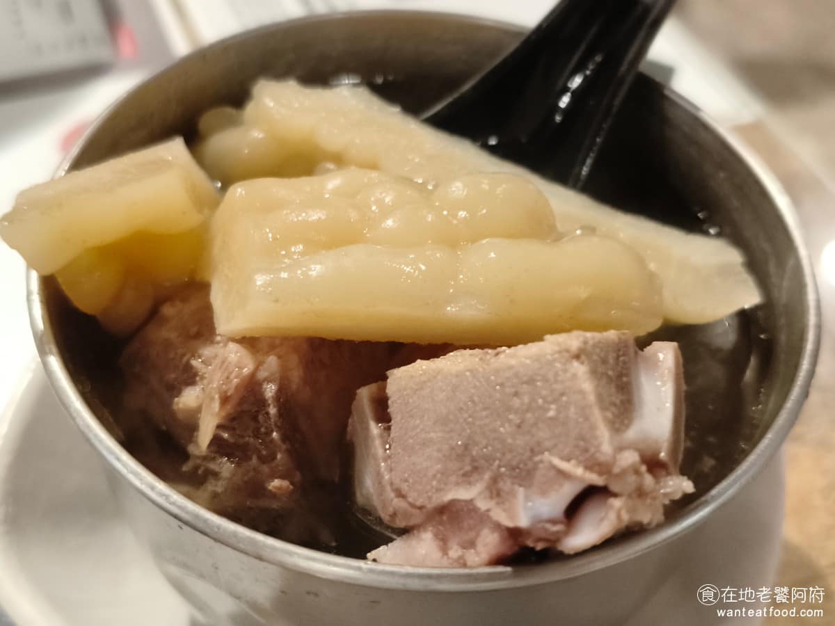 西門金鋒魯肉飯 西門金鋒魯肉飯菜單 西門金鋒魯肉飯推薦 萬華區美食 萬華美食 西門美食 裡面的排骨份量也給得很多，排骨肉吃起來口感偏軟，不會太硬所以肉也是都能吃的，推薦可以搭配店家的辣豆瓣醬一起吃。 @在地老饕阿府