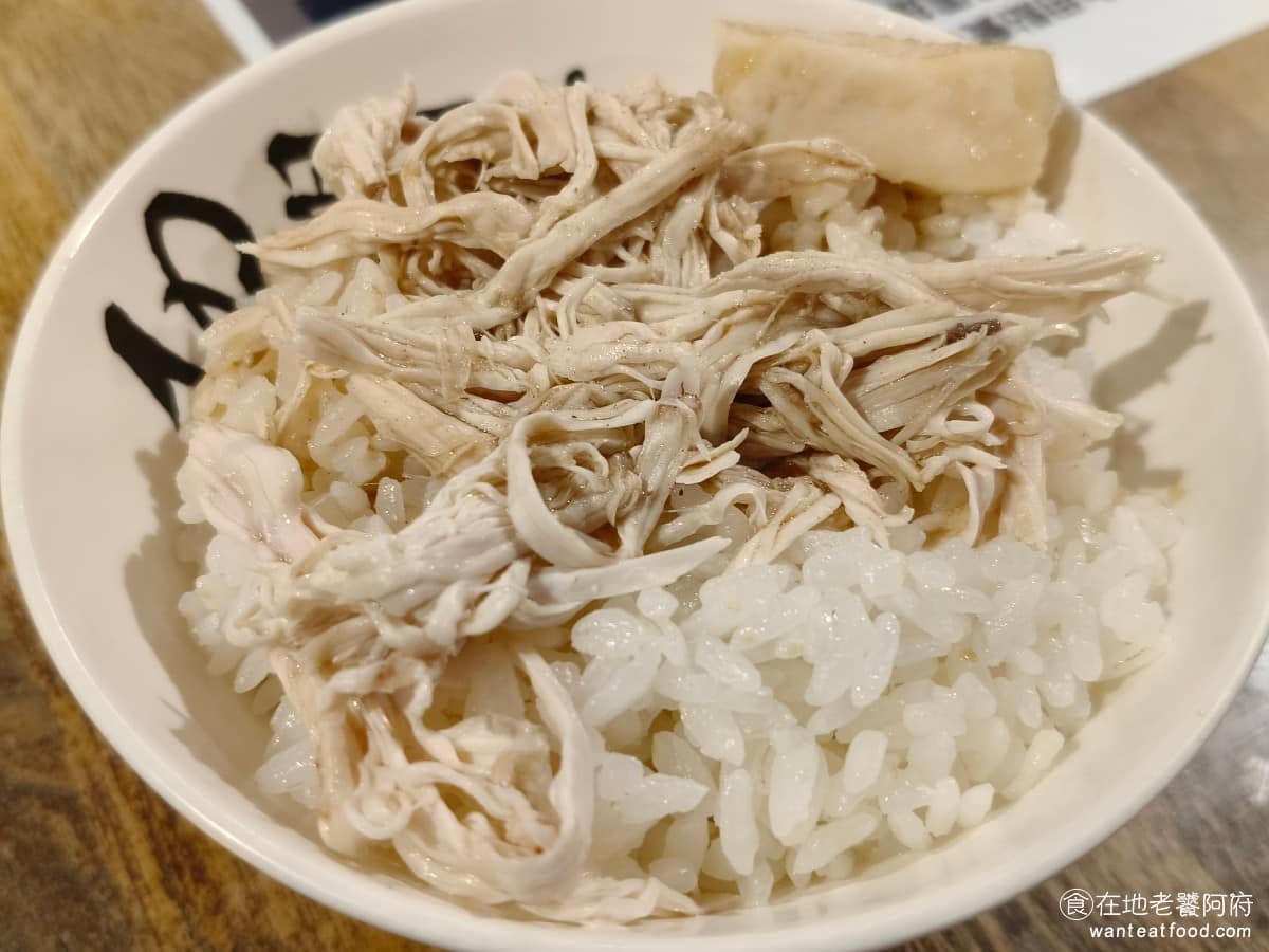 西門金鋒魯肉飯 西門金鋒魯肉飯菜單 西門金鋒魯肉飯推薦 萬華區美食 萬華美食 西門美食 雞肉飯 實際吃起來，雞肉的口感還算軟嫩，但幾乎沒什麼調味，味道比魯肉飯還淡，而且吃到肉時還帶一點雞臭味，吃了幾口就不太想繼續吃。 @在地老饕阿府