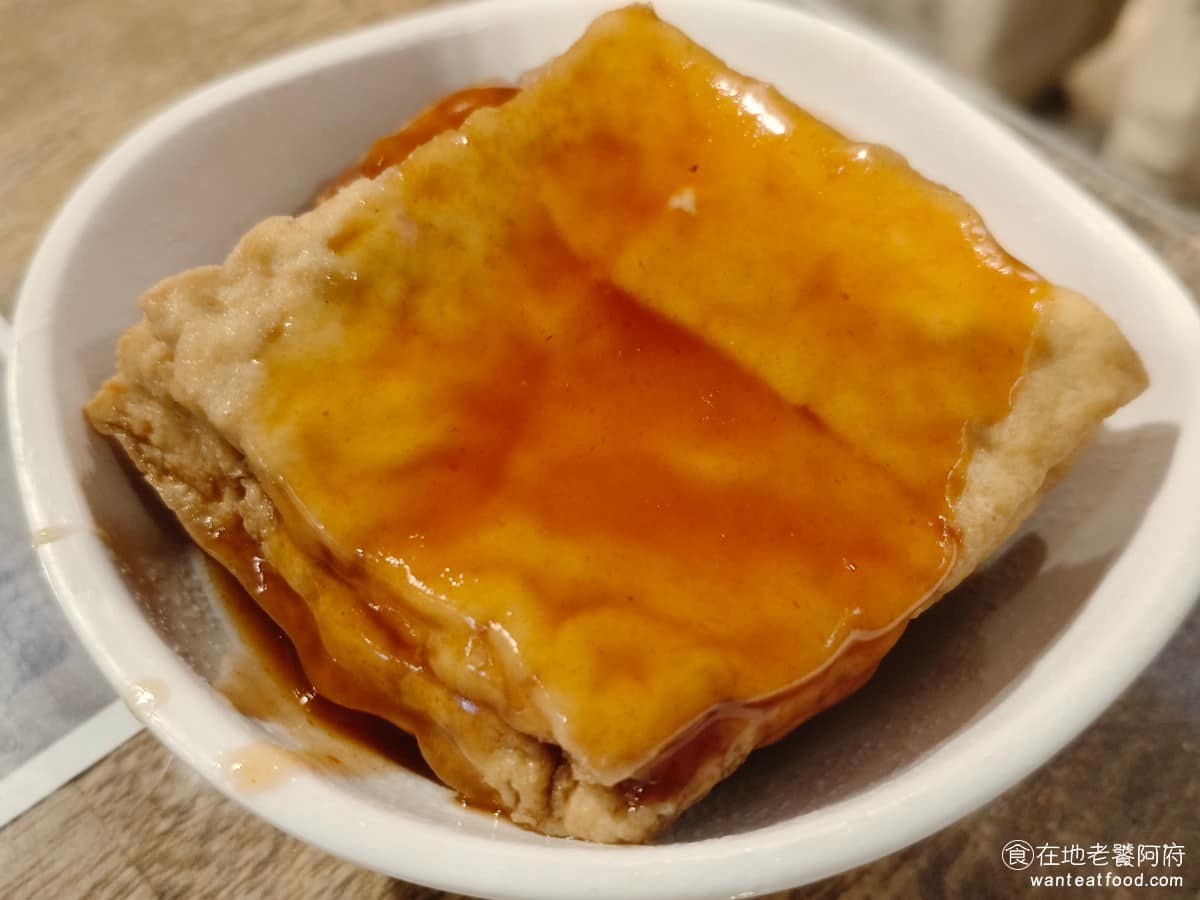 西門金鋒魯肉飯 西門金鋒魯肉飯菜單 西門金鋒魯肉飯推薦 萬華區美食 萬華美食 西門美食 油豆腐 一份 25 元，有兩大塊份量比想像中多，淋的是甜辣醬。這裡多數餐點的味道都偏清淡，油豆腐反而是味道最重的一項。甜辣醬比一般吃到的還要辣一點，吃起來很夠味。 @在地老饕阿府