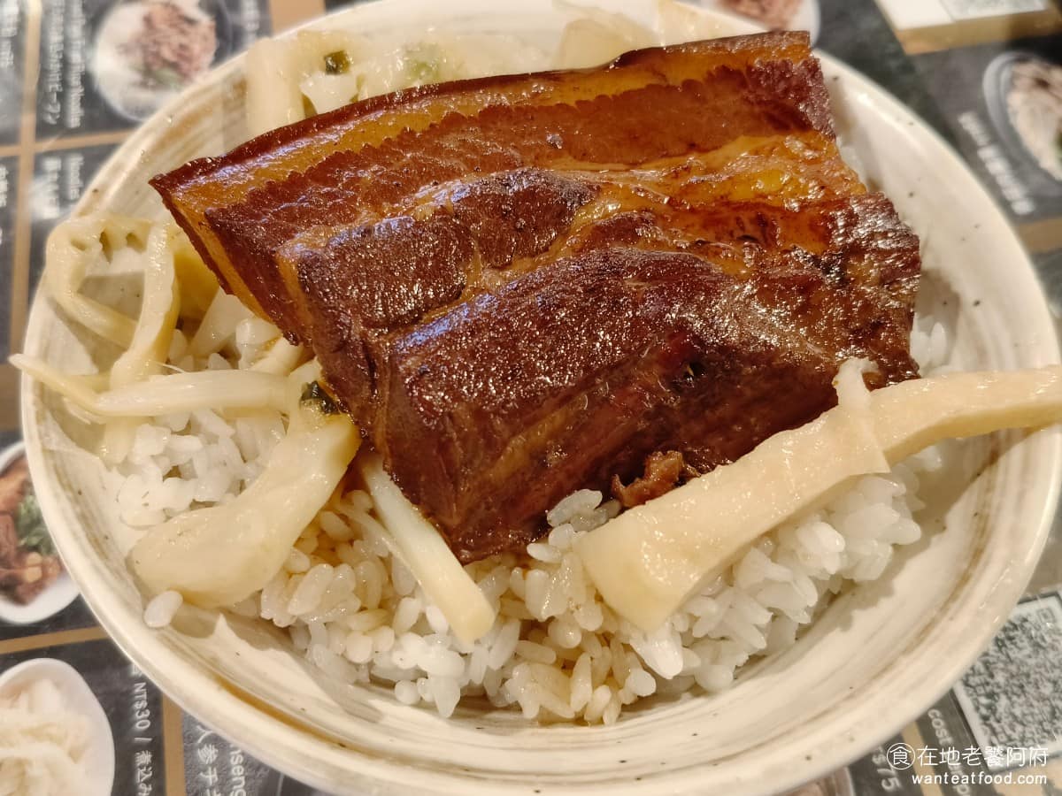 西門金鋒魯肉飯 西門金鋒魯肉飯菜單 西門金鋒魯肉飯推薦 萬華區美食 萬華美食 西門美食 控肉飯 尺寸給得非常大塊，厚度也夠吃起來滷得很入味，不過肉質比想像中硬一點，沒有到入口即化的軟嫩程度。配菜通常是菜脯跟滷筍絲。 @在地老饕阿府