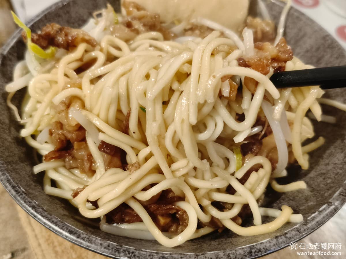 西門金鋒魯肉飯 西門金鋒魯肉飯菜單 西門金鋒魯肉飯推薦 萬華區美食 萬華美食 西門美食 同時還有搭配一點豆芽菜和醬瓜，吃起來完全不會單調，也不會太油膩，所以蠻好吃的，最後我全部都吃光了。 @在地老饕阿府