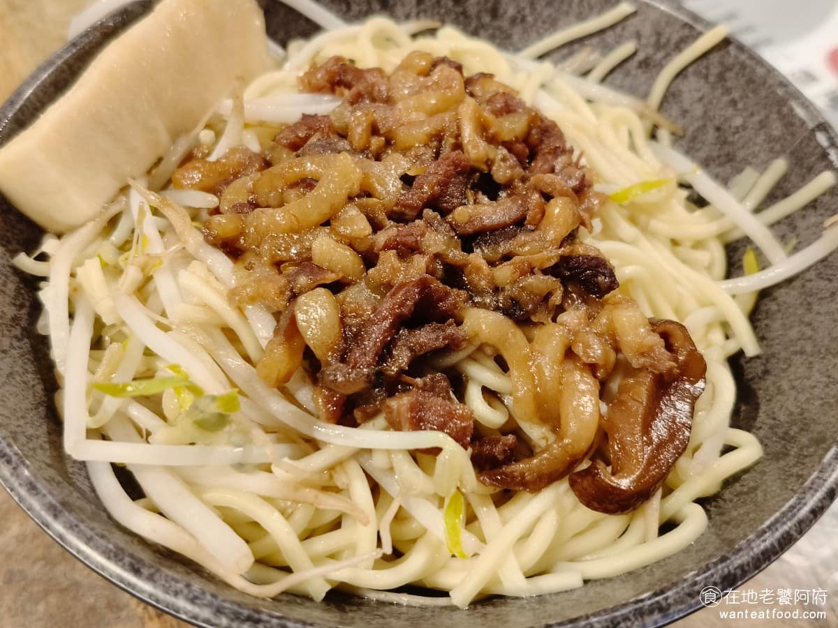 西門金鋒魯肉飯 西門金鋒魯肉飯菜單 西門金鋒魯肉飯推薦 萬華區美食 萬華美食 西門美食 乾麵小 這是所有餐點裡面最好吃的一道，上面加了滿滿的肉燥，底部醬汁很多，攪拌起來肉燥比例比肉燥飯還多，所以味道是全部餐點裡最鹹的，喜歡重口味的人推薦點這個。 @在地老饕阿府