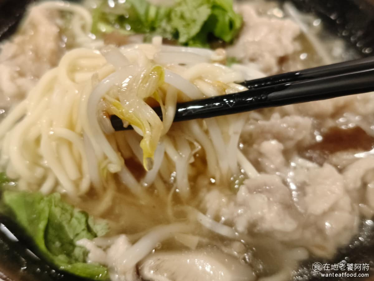 西門金鋒魯肉飯 西門金鋒魯肉飯菜單 西門金鋒魯肉飯推薦 萬華區美食 萬華美食 西門美食 感覺這間店似乎想要把每樣餐點的味道，都做得非常的圓滑，讓觀光客不管點哪一道菜，吃起來都不會覺得太突兀。 @在地老饕阿府