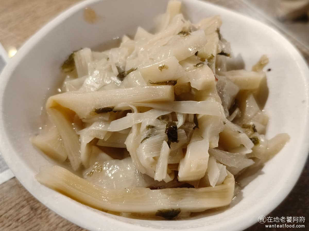 西門金鋒魯肉飯 西門金鋒魯肉飯菜單 西門金鋒魯肉飯推薦 萬華區美食 萬華美食 西門美食 滷筍絲 帶點酸香味，筍肉口感細嫩、清脆，實際吃到的一份看起來小小的，但密度高吃起來份量感不差，滷得不油膩，酸味沒那麼明顯，味道偏普通，配飯吃還算順口。 @在地老饕阿府