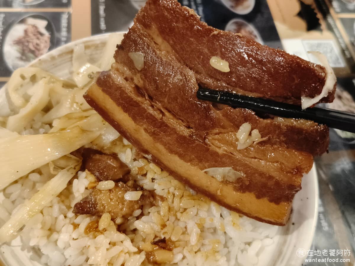 西門金鋒魯肉飯 西門金鋒魯肉飯菜單 西門金鋒魯肉飯推薦 萬華區美食 萬華美食 西門美食 因為拿到的肥肉比例是隨機的，所以如果要點控肉的話，要有吃起來太肥或太瘦的心理準備，像我這份，控肉就很硬。 @在地老饕阿府