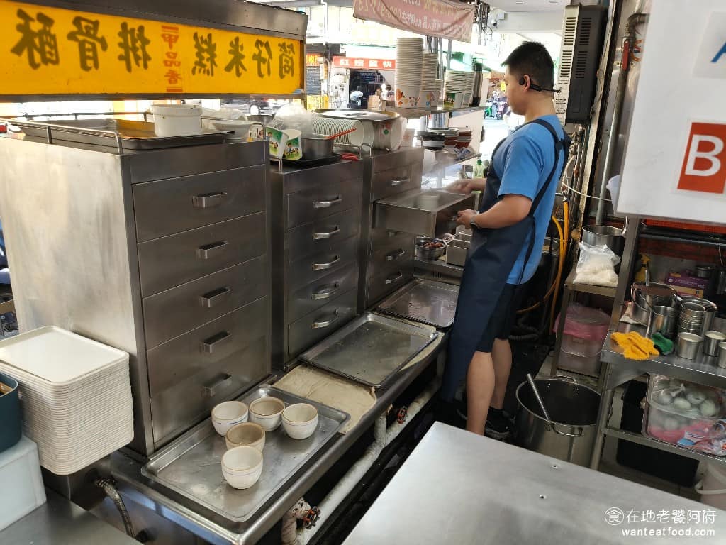 陳記米糕 陳記米糕菜單 陳記米糕推薦 信義區美食 信義美食 undefined美食 台灣小吃 筒子米糕 陳記最大的特色,在於堅持用大蒸籠,從生食開始蒸煮,每一盅湯品和米糕,都是這樣處理的,這種方式能讓食材的鮮味鎖在湯汁裡,不像大火快炒或油炸那樣,容易流失。 @在地老饕阿府