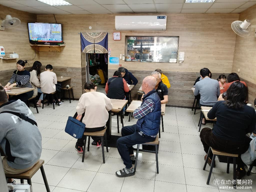 陳記米糕 陳記米糕菜單 陳記米糕推薦 信義區美食 信義美食 undefined美食 台灣小吃 筒子米糕 用餐空間比一般小吃店寬敞,桌距明顯座位區明亮乾淨,不會有油膩、擁擠的感覺。店內有冷氣,夏天來吃特別舒服,座位區有電視可以看。 @在地老饕阿府