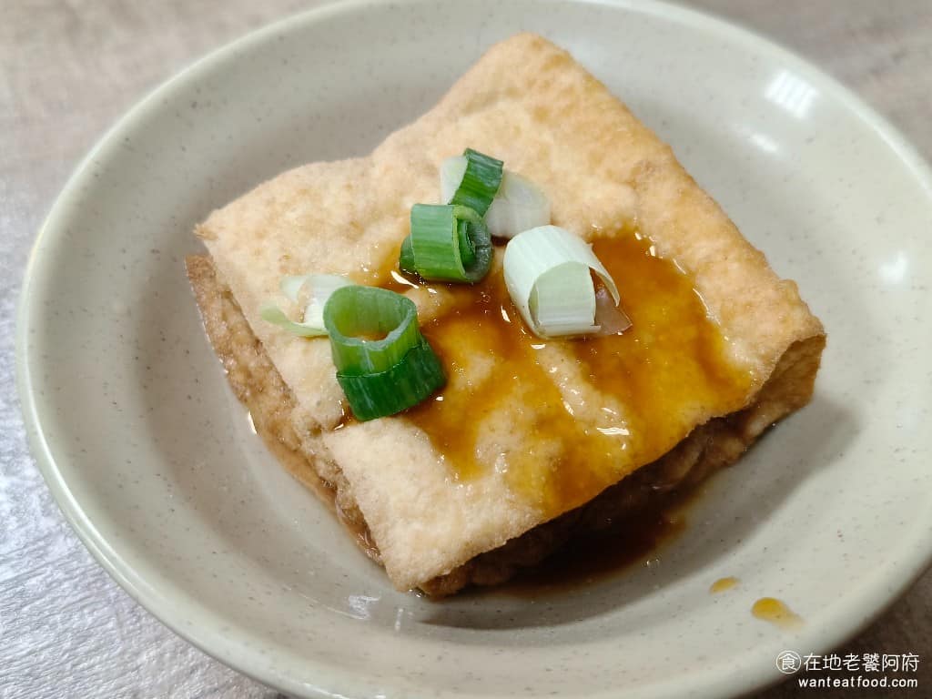 陳記米糕 陳記米糕菜單 陳記米糕推薦 信義區美食 信義美食 undefined美食 台灣小吃 筒子米糕 油豆腐 豆腐吃得到豆香味,魯的味道偏淡,作為搭配小菜,非常合適。 @在地老饕阿府