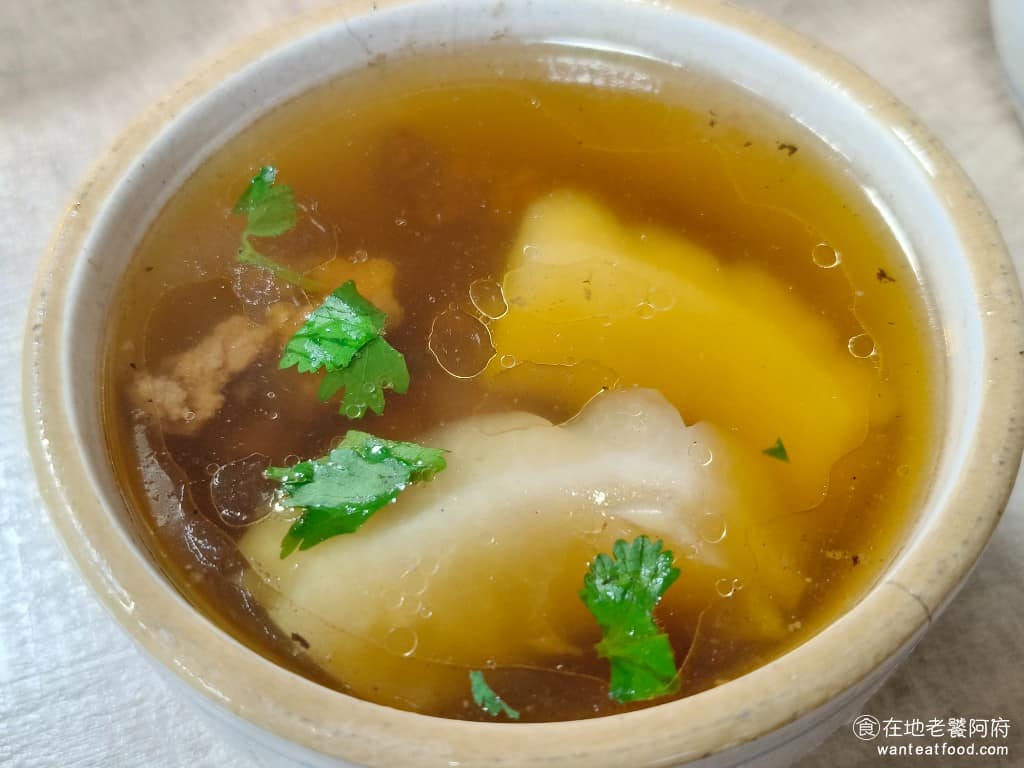 陳記米糕 陳記米糕菜單 陳記米糕推薦 信義區美食 信義美食 undefined美食 台灣小吃 筒子米糕 苦瓜排骨酥湯 排骨肉質燉得很軟,輕易就能和骨頭分離,但骨頭偏多,吃起來需要多花點工夫挑,苦瓜的苦味在長時間燉煮後,幾乎完全融入湯頭,喝起來感覺不到明顯的苦。 @在地老饕阿府