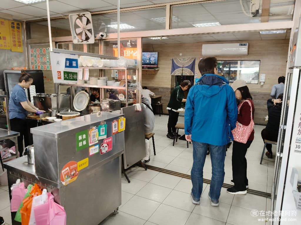 陳記米糕 陳記米糕菜單 陳記米糕推薦 信義區美食 信義美食 undefined美食 台灣小吃 筒子米糕 從食材搭配到調味方式,《陳記米糕》走的是台灣傳統小吃的路線,調味不複雜,每樣東西都做得紮實,在鄰近北醫大的位置,也獲得北醫食品安全系學生評核認證。 @在地老饕阿府