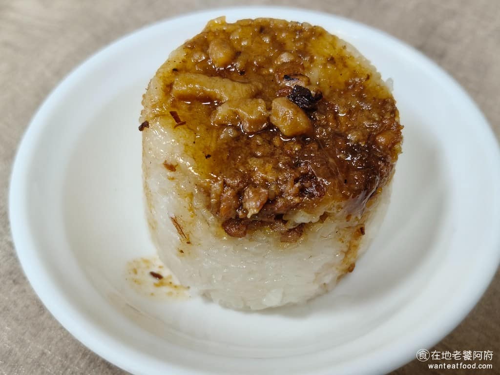 陳記米糕 陳記米糕菜單 陳記米糕推薦 信義區美食 信義美食 undefined美食 台灣小吃 筒子米糕 筒子米糕 米芯有熟透,吃起來軟嫩,不黏牙口感紮實中帶著Q勁,淋上店家自製的肉燥醬汁,鹹香夠味,醬汁可以自己斟酌用量。 @在地老饕阿府