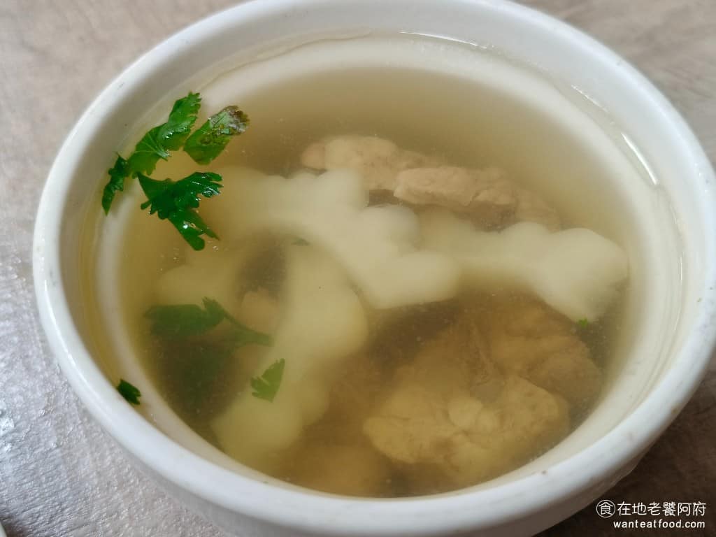 陳記米糕 陳記米糕菜單 陳記米糕推薦 信義區美食 信義美食 undefined美食 台灣小吃 筒子米糕 苦瓜排骨湯 整體湯頭乾淨清爽,是一碗喝起來很輕鬆的湯,但喜歡苦瓜本身苦感的人,可能會覺得稍淡。 @在地老饕阿府