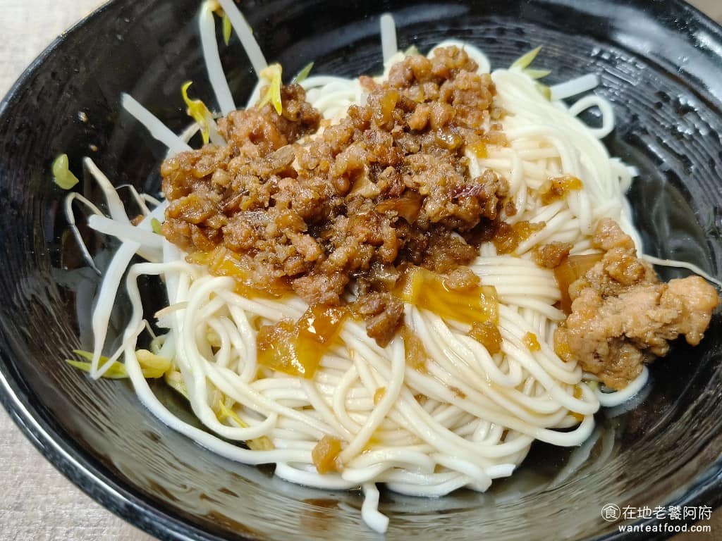 陳記米糕 陳記米糕菜單 陳記米糕推薦 信義區美食 信義美食 undefined美食 台灣小吃 筒子米糕 肉燥乾麵小 加了肉燥和油蔥酥,麵的份量給得很多,醬汁在底部,簡單攪拌一下,吃起來非常夠味,也不會覺得特別油膩,味道還行。 @在地老饕阿府