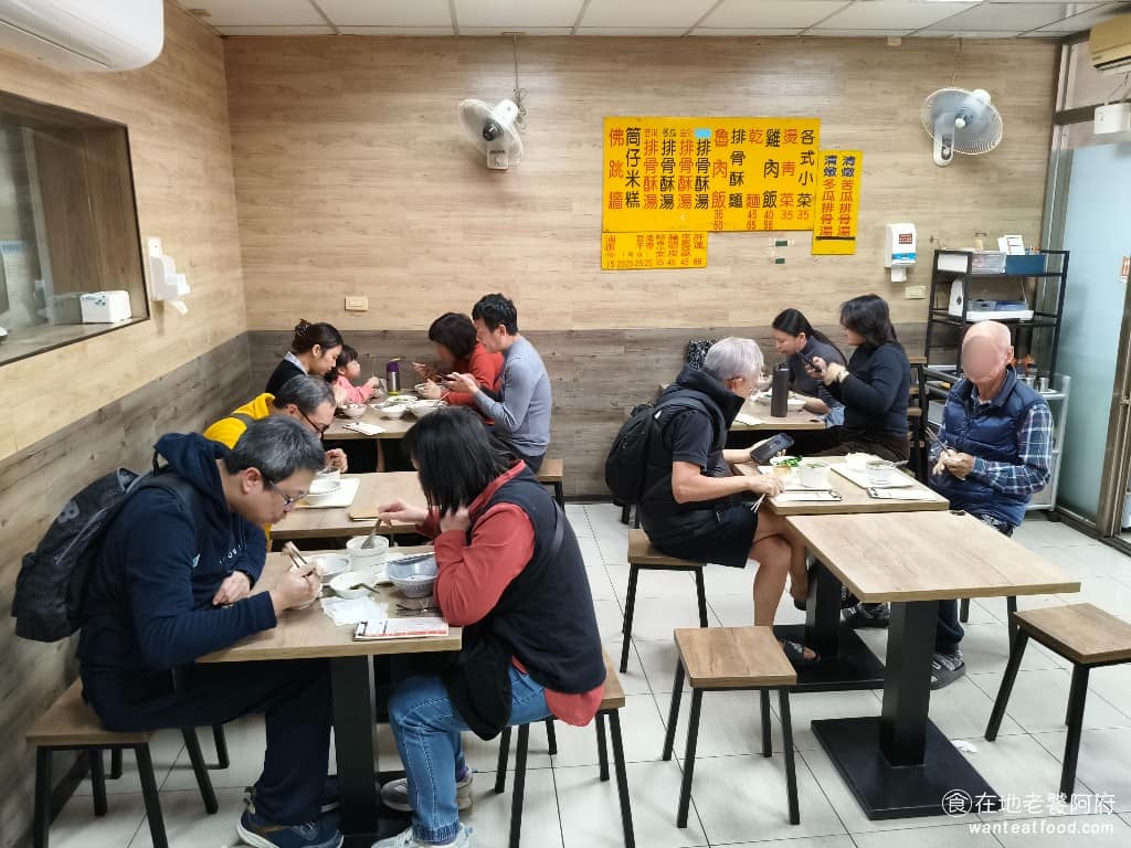 陳記米糕 陳記米糕菜單 陳記米糕推薦 信義區美食 信義美食 undefined美食 台灣小吃 筒子米糕 廚房空間也維持得乾淨,整體環境比一般路邊小吃攤舒適,帶朋友來吃也沒問題。 @在地老饕阿府