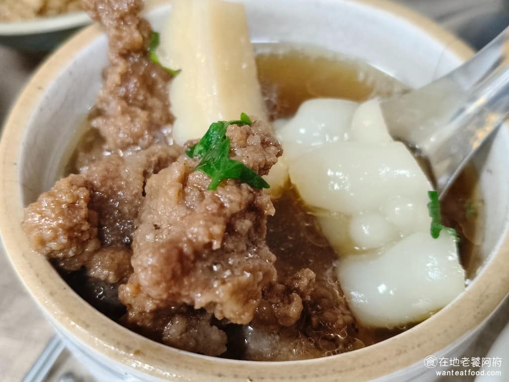 陳記米糕 陳記米糕菜單 陳記米糕推薦 信義區美食 信義美食 undefined美食 台灣小吃 筒子米糕 排骨酥先炸後蒸,肉質軟嫩,不油膩,是很清爽的排骨酥湯。 @在地老饕阿府