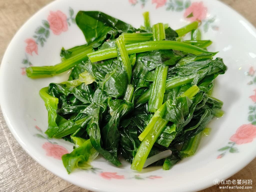 陳記米糕 陳記米糕菜單 陳記米糕推薦 信義區美食 信義美食 undefined美食 台灣小吃 筒子米糕 燙青菜 每天換菜,品項寫在牌子上,川燙後淋上紅蔥頭醬汁,青菜不過熟,保留了脆嫩的口感。 @在地老饕阿府