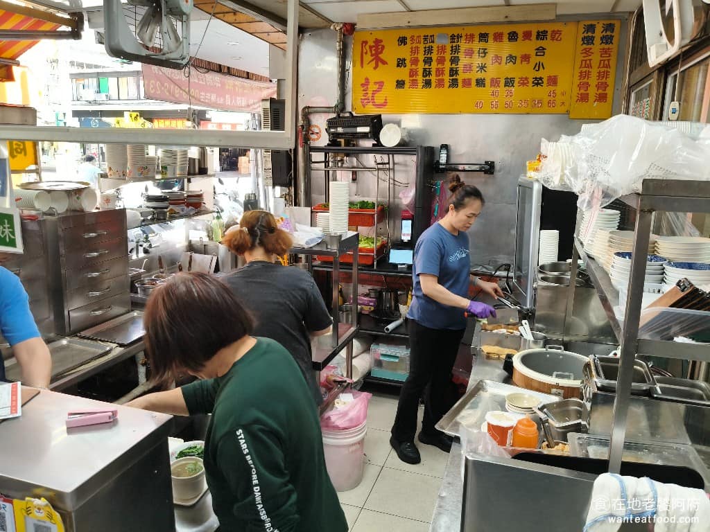 陳記米糕 陳記米糕菜單 陳記米糕推薦 信義區美食 信義美食 undefined美食 台灣小吃 筒子米糕 即便是下午離峰時段,人潮也不少,內用的話偶爾會遇到需要併桌的情況,尖峰時段排隊時間,大約 15 至 20 分鐘。 @在地老饕阿府