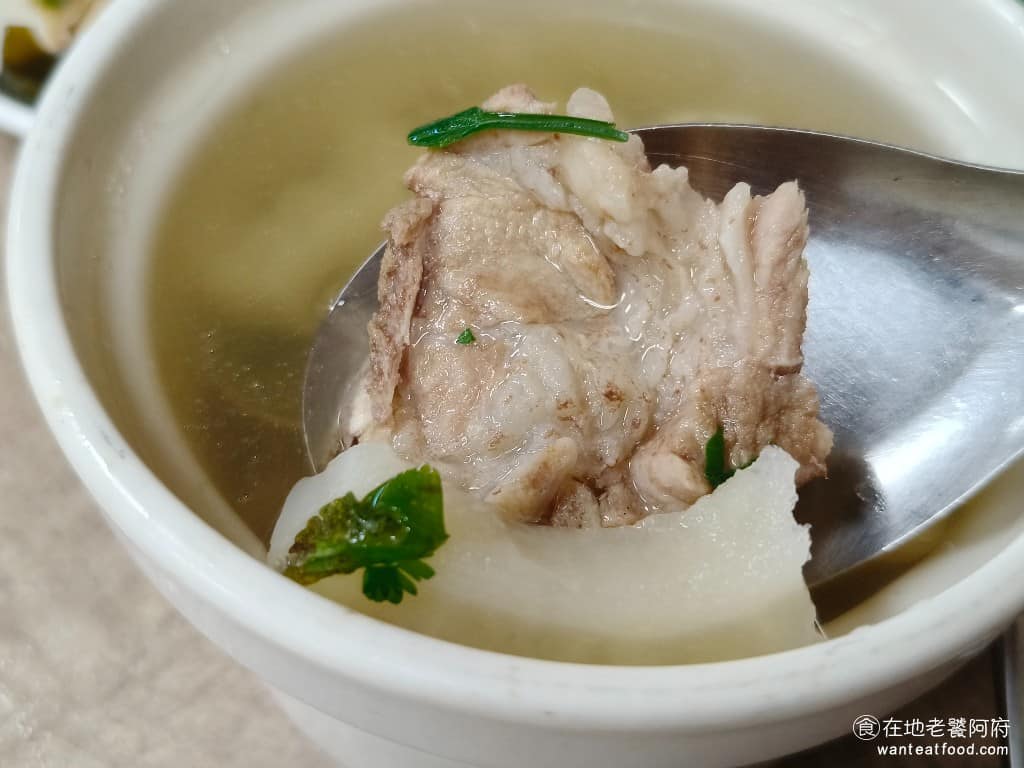 陳記米糕 陳記米糕菜單 陳記米糕推薦 信義區美食 信義美食 undefined美食 台灣小吃 筒子米糕 排骨肉是沒有炸過的,整碗湯會比排骨酥湯更清爽順口,調味上也不會太鹹,吃完覺得蠻健康的。 @在地老饕阿府