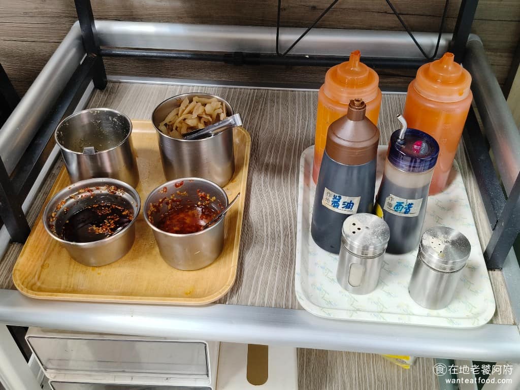 陳記米糕 陳記米糕菜單 陳記米糕推薦 信義區美食 信義美食 undefined美食 台灣小吃 筒子米糕 自助調味區有,醬油、烏醋、辣椒醬、蒜末、蘿蔔乾一應俱全,特別是店家自製的辣椒醬,辣度夠,又有香氣搭配米糕或拌麵,都很加分。 @在地老饕阿府