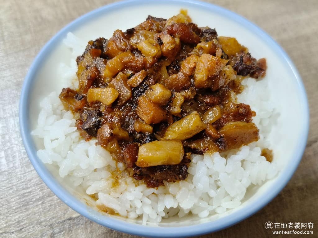 陳記米糕 陳記米糕菜單 陳記米糕推薦 信義區美食 信義美食 undefined美食 台灣小吃 筒子米糕 魯肉飯小 滷肉的肥肉比例偏高,但吃起來出乎意料地不油膩,整碗很順口,滷汁滲透均勻,搭配上頭的碎醃蘿蔔絲,有解膩的效果,整體口味溫和,但沒有特別吸引人。 @在地老饕阿府