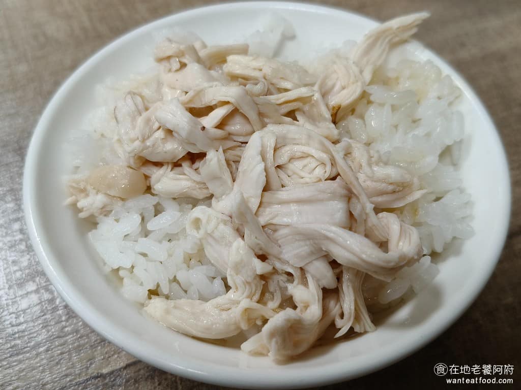 陳記米糕 陳記米糕菜單 陳記米糕推薦 信義區美食 信義美食 undefined美食 台灣小吃 筒子米糕 雞肉飯小 這是菜單裡意外讓人驚喜的一道,雞肉口感非常軟嫩,不像一般雞絲飯容易柴,醬汁帶著甜甜的鹹香,非常下飯搭配蘿蔔絲一起吃,整體清爽不油膩,是整桌吃下來體感最舒服的。 @在地老饕阿府