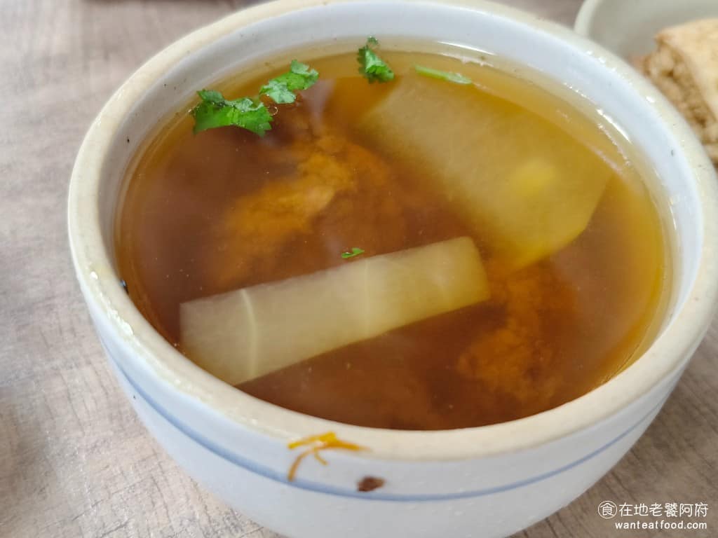 陳記米糕 陳記米糕菜單 陳記米糕推薦 信義區美食 信義美食 undefined美食 台灣小吃 筒子米糕 冬瓜排骨酥湯 整體喝起來順口,但油蔥酥的香氣稍微淡了一些,喝起來不油,所以上桌後也不用怕燙舌頭。 @在地老饕阿府