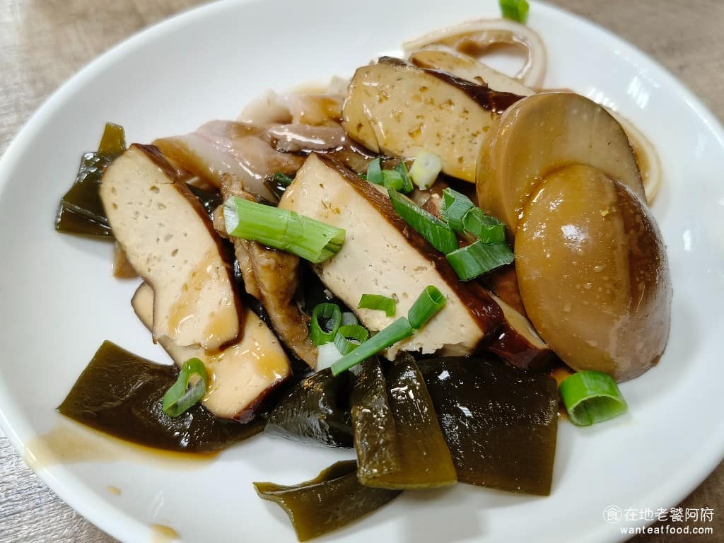 陳記米糕 陳記米糕菜單 陳記米糕推薦 信義區美食 信義美食 undefined美食 台灣小吃 筒子米糕 大拼盤 一次匯集多種小菜,有滷蛋、豆干、海帶、豬頭皮和豬耳朵,滷得入味但不過鹹,保留了食材本身的味道,其中豆干的口感特別值得一試,軟嫩不硬份量一兩個人吃剛好。 @在地老饕阿府