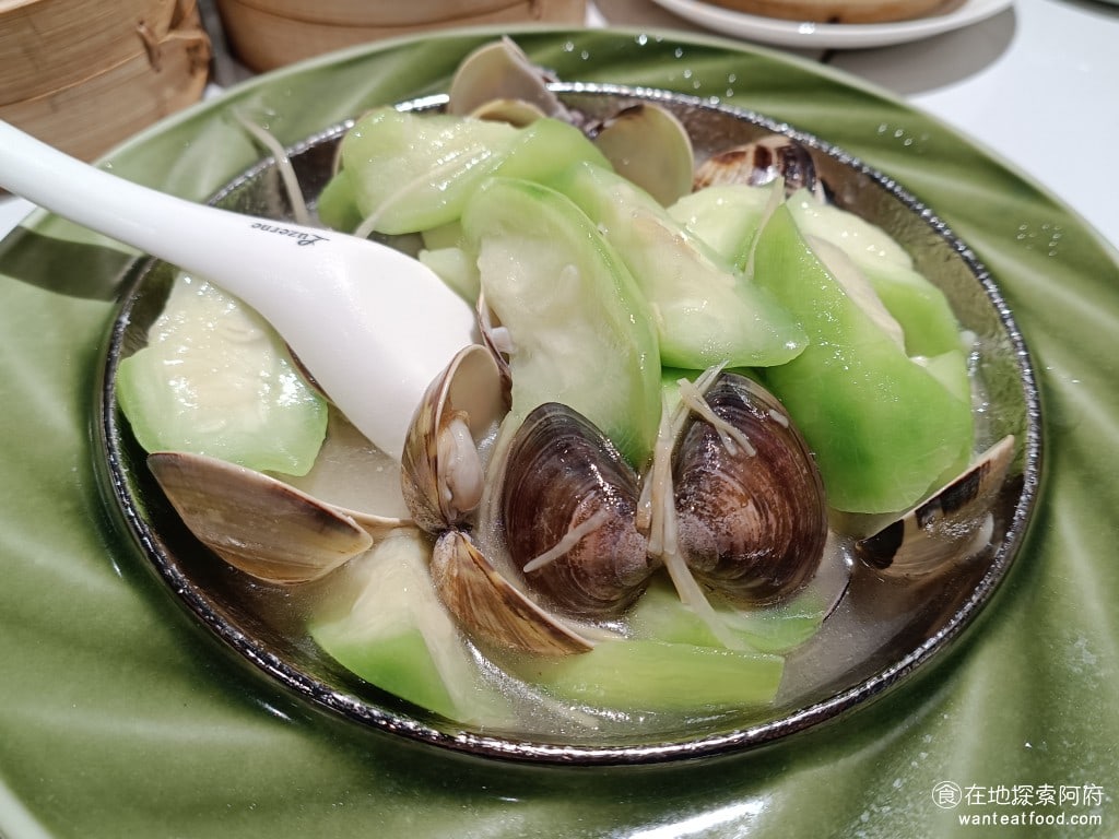 點八粵 忠孝店 大安區美食 忠孝敦化美食 港式料理 瑤柱蛤蠣鮮絲瓜 通常來說這道菜的高湯喝起來會有鮮甜的感覺,但這道菜吃起來味道卻非常清淡,絲瓜味道很普通,蛤蠣也是一樣,整體來說沒有任何記意點 @在地老饕阿府