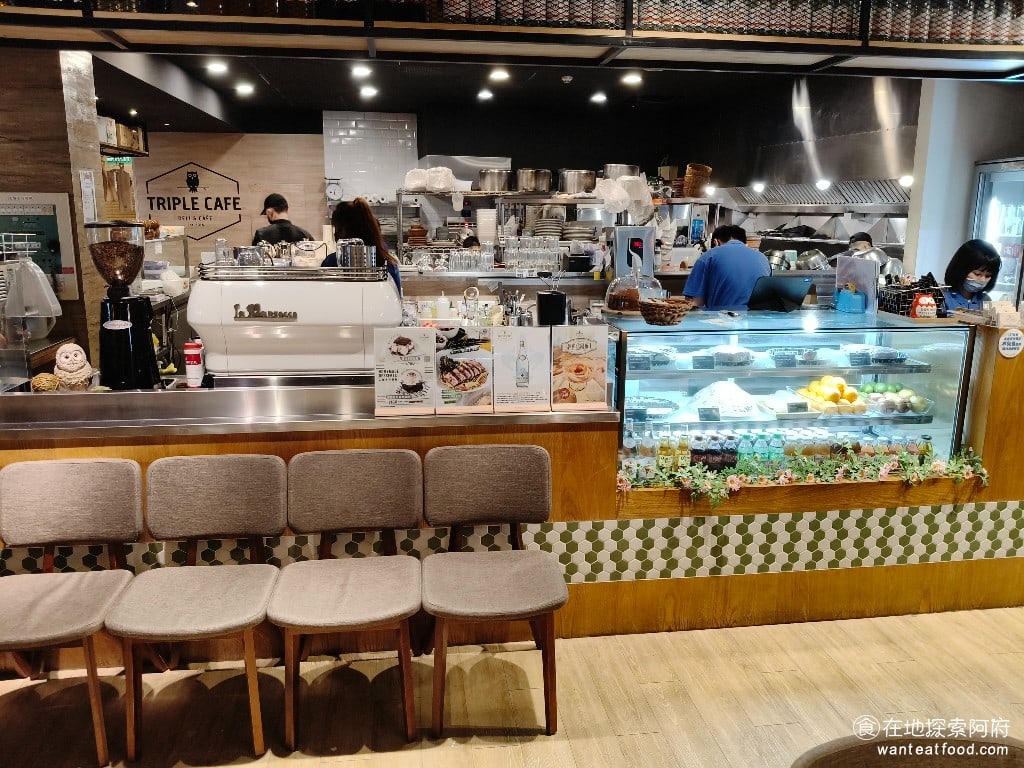 Triple Cafe Cafe菜單 Cafe價格 內湖區美食 內湖美食 大湖公園美食 廚房是開放式的，但排煙系統做得很好，所以完全聞不到油煙味，廚房內部也非常乾淨。 @在地老饕阿府
