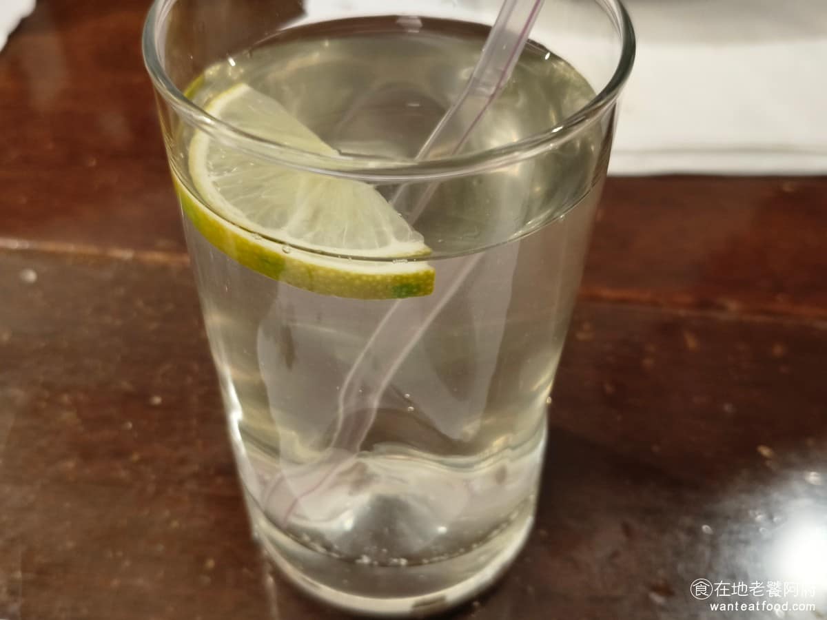 那比餐坊 那比餐坊菜單 那比餐坊推薦 中山區美食 中山美食 大直美食 義式料理 義大利麵 青梅汁 算是這裡比較特別的飲料,基本上就是梅子水,顏色是完全透明的,建議不要點去冰的,這類的飲料還是要冰一點才會好喝。 @在地老饕阿府