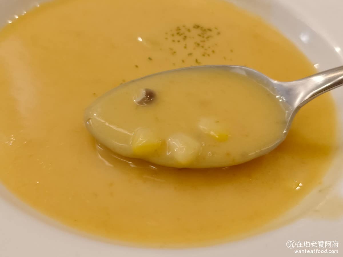 那比餐坊 那比餐坊菜單 那比餐坊推薦 中山區美食 中山美食 大直美食 義式料理 義大利麵 裡面的配料不多,但喝得到一些玉米粒、馬鈴薯,湯頭喝起來濃郁。因為這裡前菜沒有沙拉,所以前菜只有湯,搭配麵包。 @在地老饕阿府