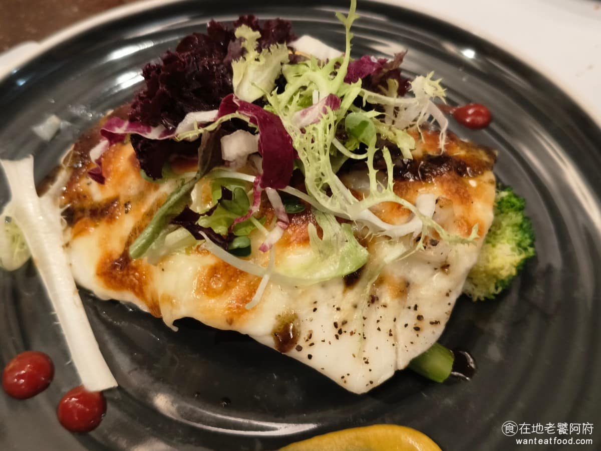 那比餐坊 那比餐坊菜單 那比餐坊推薦 中山區美食 中山美食 大直美食 義式料理 義大利麵 橙汁鮮烤潮雕 煎過後淋上特調醬汁,魚肉本身油脂豐富,煎的方法比清蒸更能中和油膩感,喜歡吃魚的人接受度高。 @在地老饕阿府