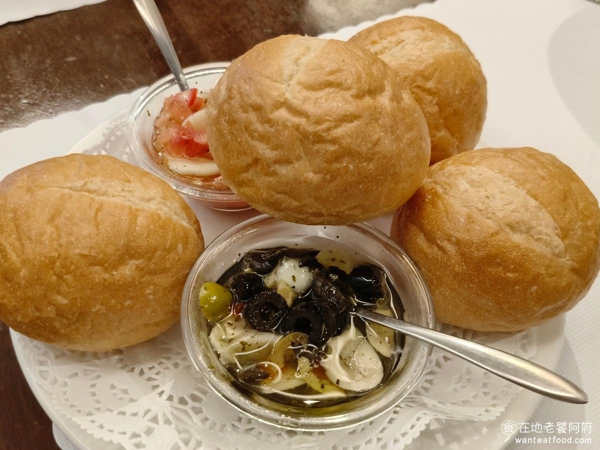 那比餐坊 那比餐坊菜單 那比餐坊推薦 中山區美食 中山美食 大直美食 義式料理 義大利麵 餐前麵包 外皮烤得偏酥,內裡鬆軟趁熱吃,口感最好,會搭配番茄莎莎醬跟橄欖醬兩種沾醬,吃完不能免費續,加價才能再要一份。 @在地老饕阿府
