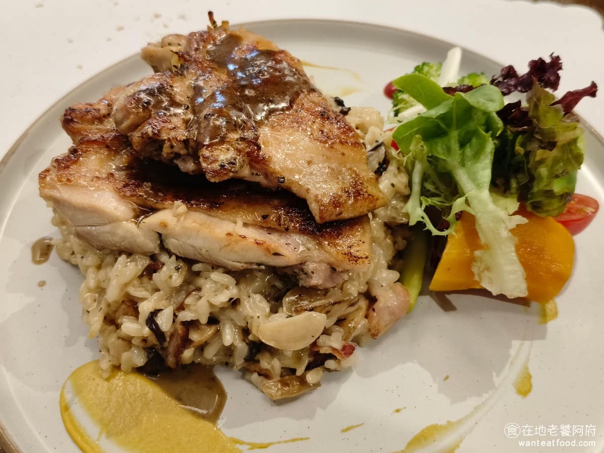 那比餐坊 那比餐坊菜單 那比餐坊推薦 中山區美食 中山美食 大直美食 義式料理 義大利麵 義式香煎雞腿排+奶油培根燉飯 這是這裡的人氣餐點。如果是午餐,直接就有這一套菜可以點,但是晚餐必須要先點雞腿排,然後再加 120 元,才會有燉飯。 @在地老饕阿府